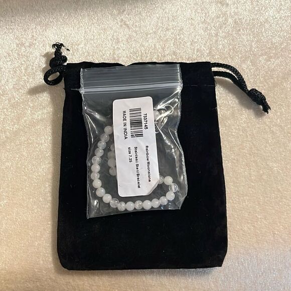 Disneys Winnie the Pooh moonstone beaded bracelet with stainless steel clasp. - Picture 3 of 8